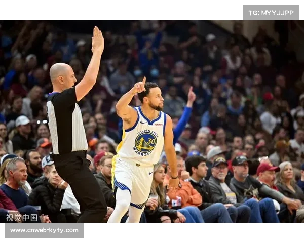 库里三分10中2仍达里程碑，勇士主场沸腾